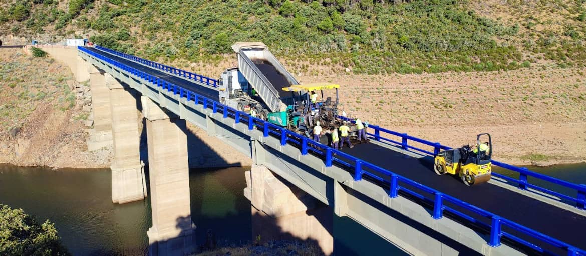 Viaducto de vigas sobre el Rio Fresnedoso, Embalse del Cijara (Toledo) - Extendido y compactación de MBC